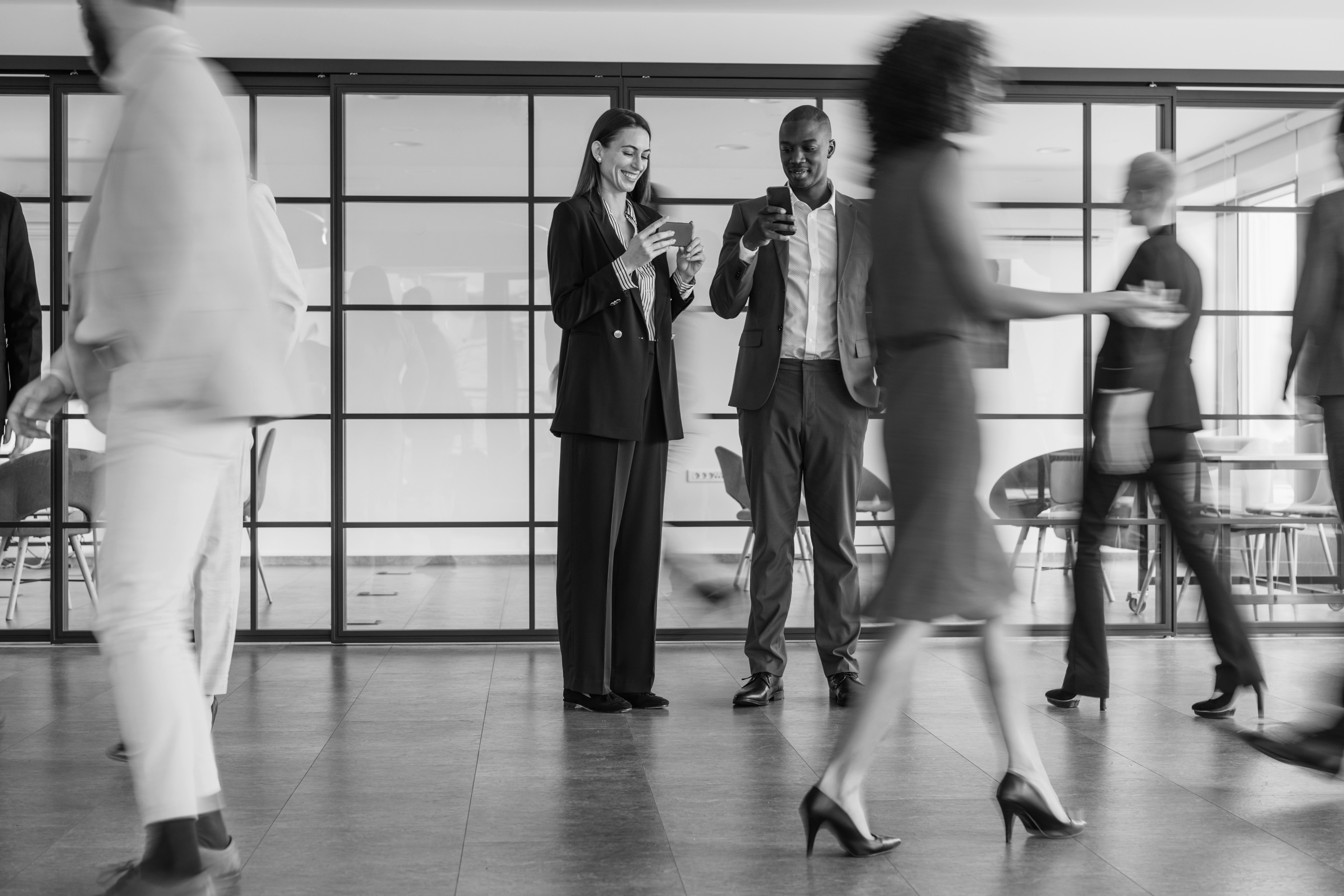 Profesionales en movimiento en un espacio de trabajo